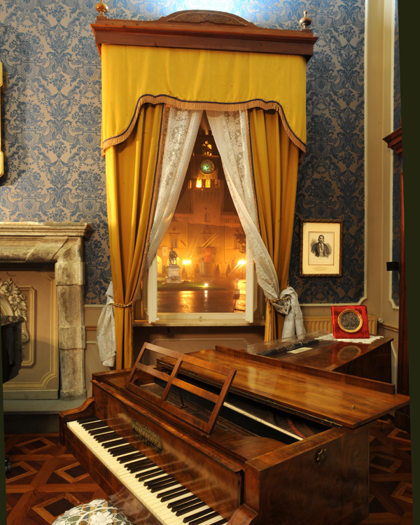 Busseto, Casa Barezzi: il salone dove Verdi debuttò in pubblico nel 1830. In primo piano il pianoforte originale del compositore